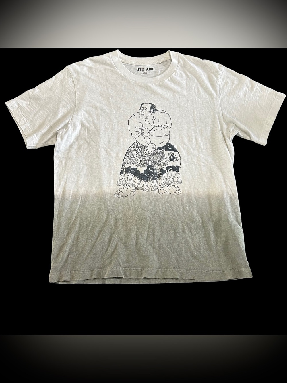 Uniqlo T-Shirt Mens Medium White Sumo Wrestler Graphic Ombre Dip Dye Tee Japan